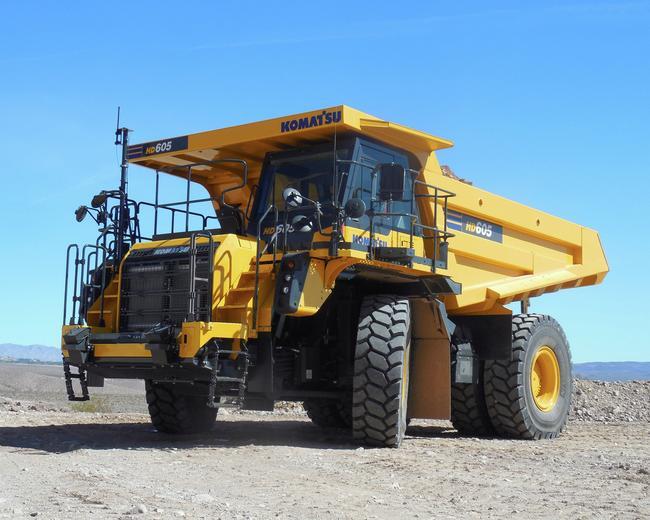 KOMATSU HD605-8 ダンプトラック と2025年キャタピラーカレンダ Komatsu HD605-8 Off-Highway 775HP 69.4 Tons Capacity Dump